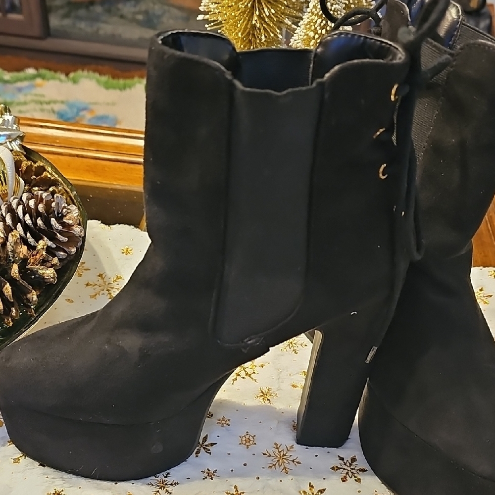 Shoe Dazzle Black Chunky Platform Boots - Picture 4 of 11